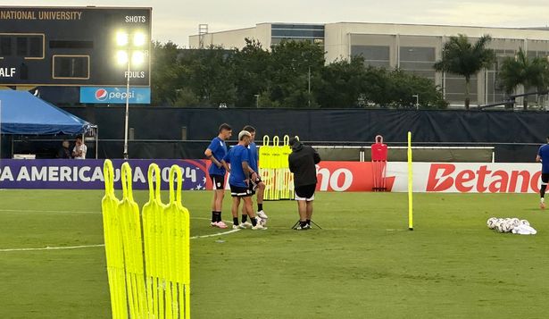 En momentos en que la selección de Uruguay ponía el equipo titular en cancha, uno de los asistentes de Bielsa prepara el equipo con Valverde, Ugarte y De Arrascaeta