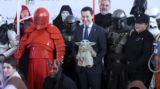 El presidente andaluz, Juan Manuel Moreno, rodeado de los personajes de Star Wars en la presentacion de Comic-Con en Málaga. EFE