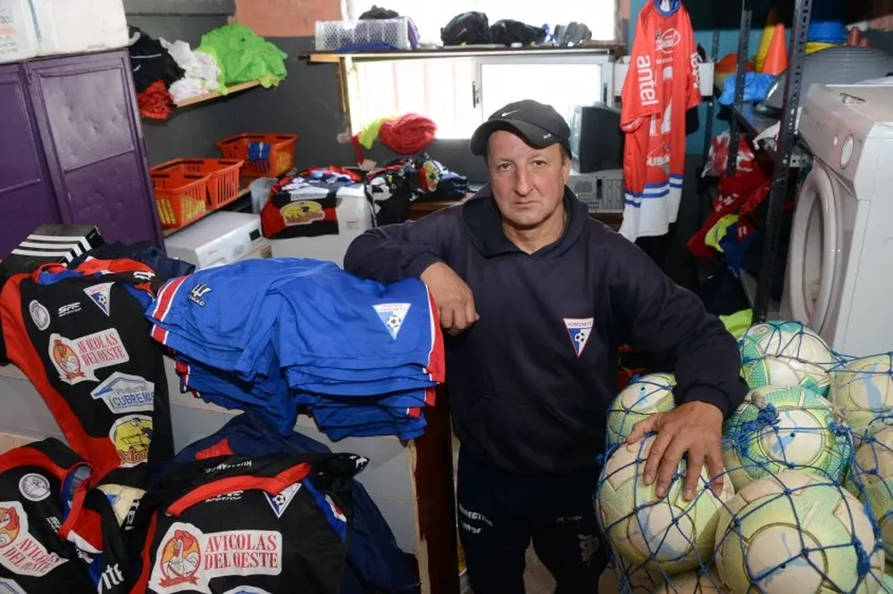 Julio Benelli fue jugador del club y desde hace años trabaja en la utilería