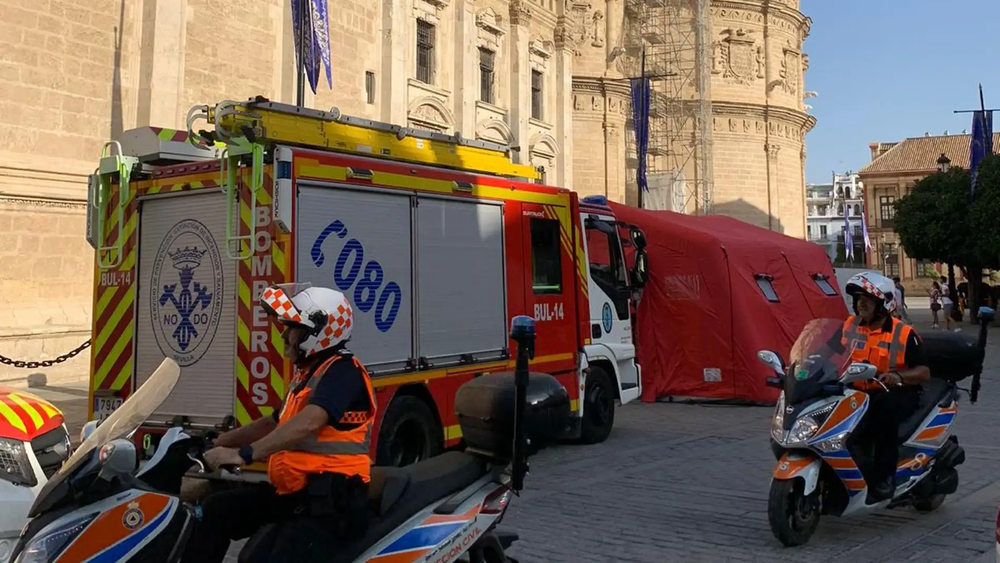Bomberos trabajan en el simulacro de incendio en el Archivo de Indias.