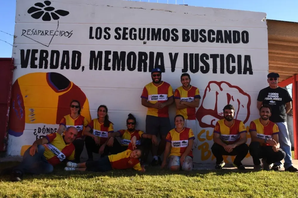 Promoción de camiseta de Villa Española con la frase ¿Dónde están?, en alusión a la lucha por la búsqueda de detenidos desaparecidos, utilizada en 2020