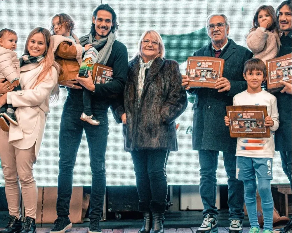 Nacional de Salto le hizo un reconocimiento a Edinson Cavani por su paso por el club