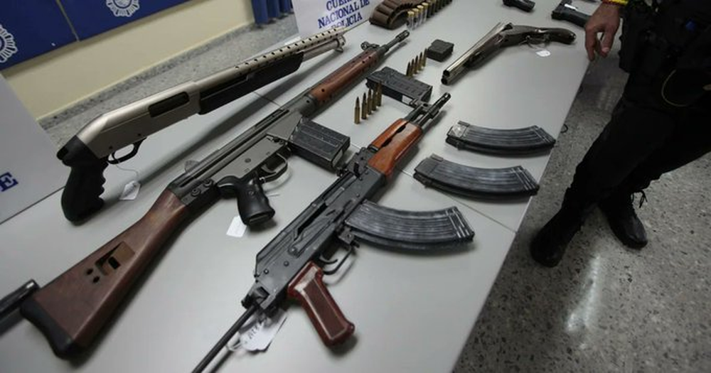 Fusiles AK-47 entre las armas y municiones de largo alcance incautadas tras el tiroteo en Sevilla