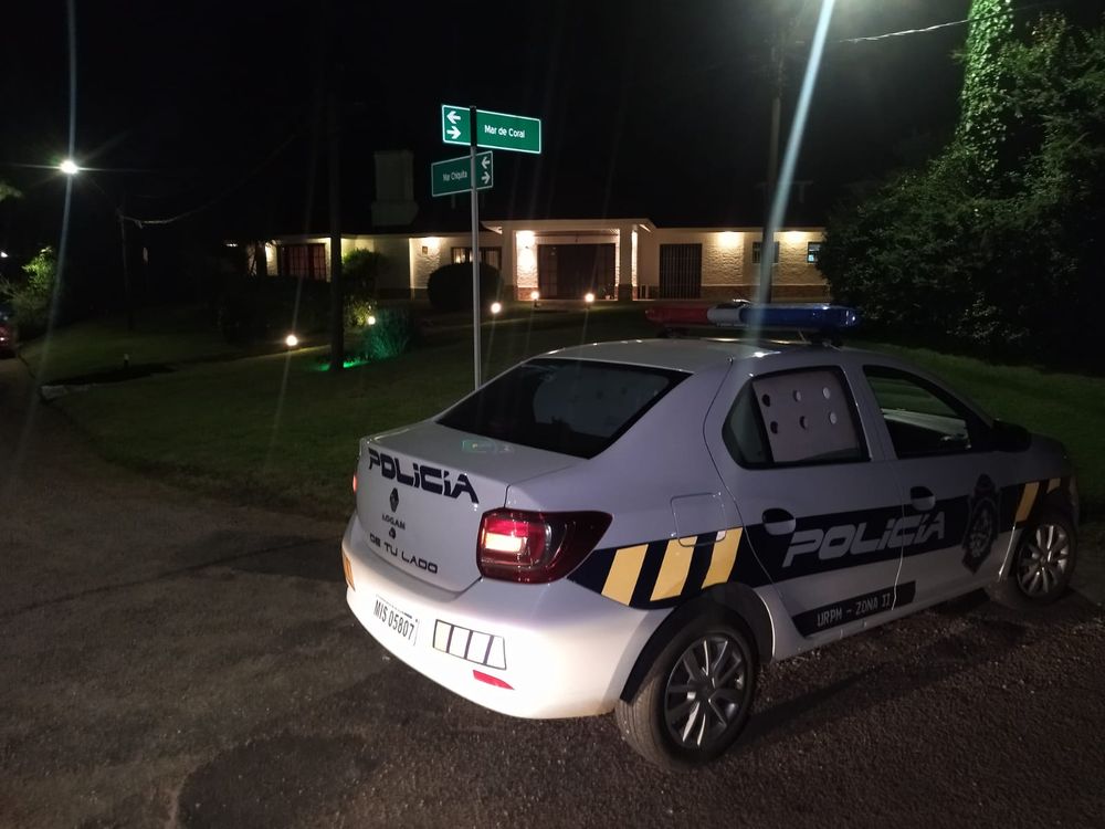 La Policía en la entrada de la casa alquilada por Fernando Cristino