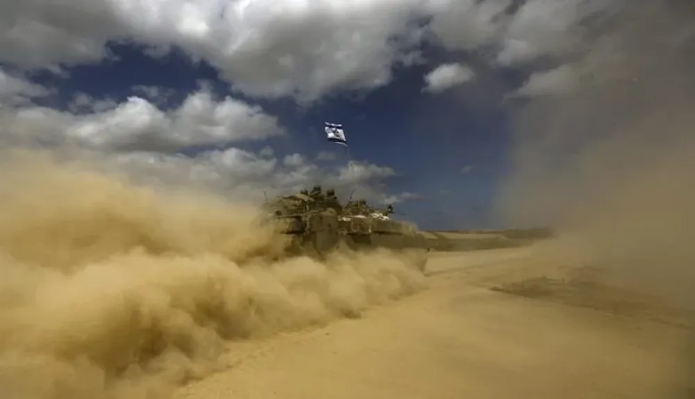 Franja de Gaza. Soldados israelíes circulan en la frontera entre Israel y la Franja de Gaza