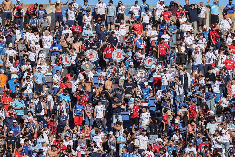 Hinchas de Nacional en el Estadio Artigas de Las Piedras