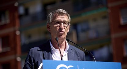 El presidente del Partido Popular, Alberto Núñez Feijóo, interviene durante el homenaje al concejal del PP Miguel Ángel Blanco, en la Escultura por las Víctimas del Terrorismo, a 10 de julio de 2024, en Ermua, Vizcaya