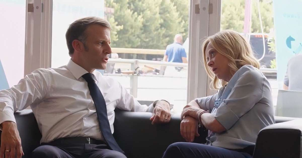 El presidente francés, Emmanuel Macron, y la primera ministra italiana, Giorgia Meloni.