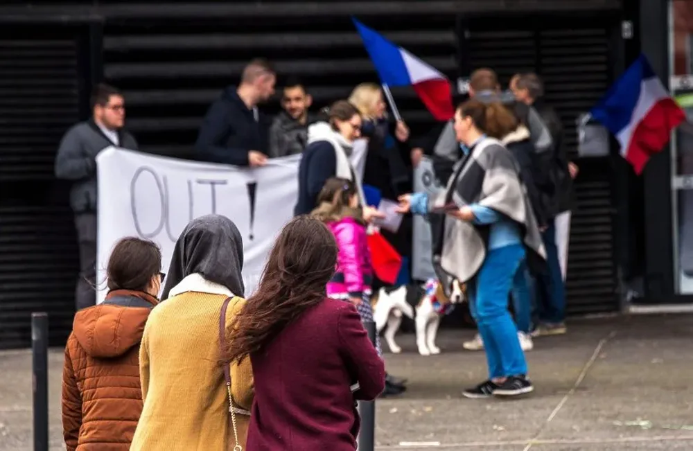Protestas de seguidores del frente nacional ante el estreno de Chez nous en Henin-Beaumont