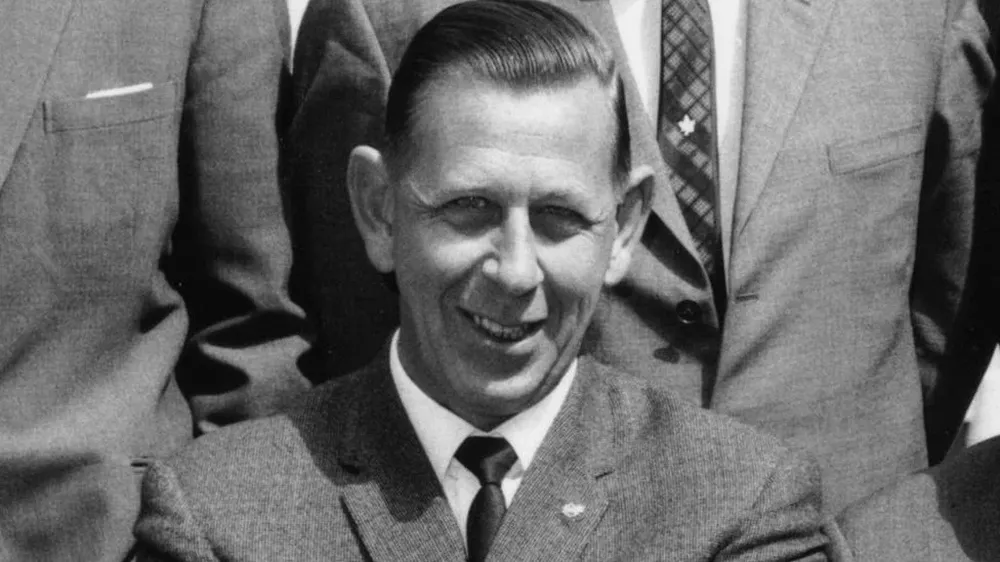 El árbitro Kenneth Aston se inspiró en un semáforo.