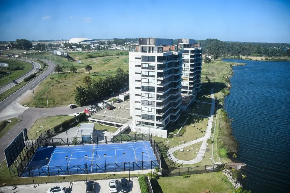 Nuevas edificaciones sobre el lago Calcagno, cerca del aeropuerto