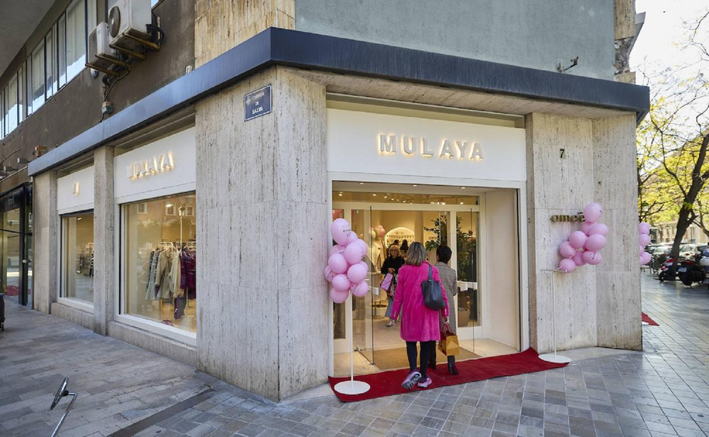 Dos mujeres acceden a la tienda de Mulaya en Valencia