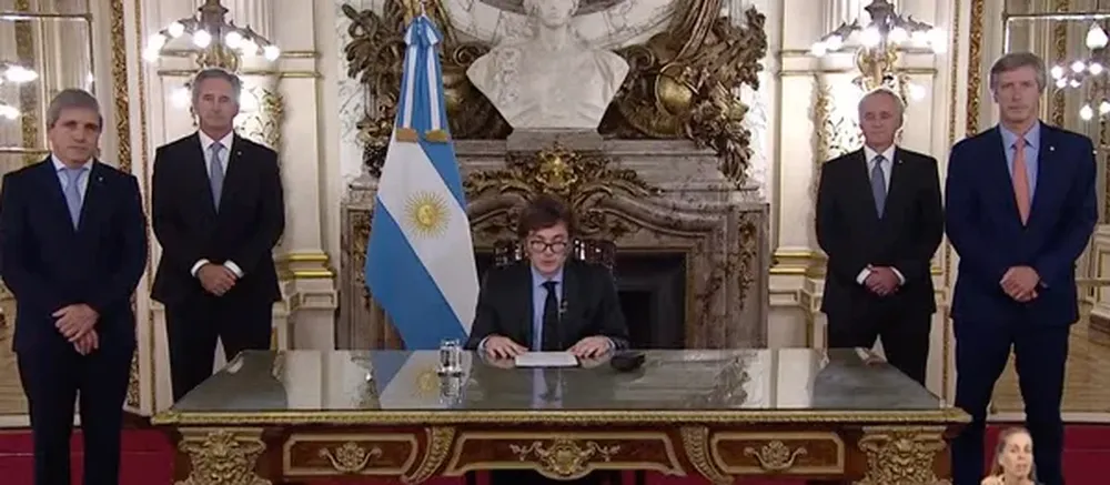 Javier Milei, junto a su equipo económico en cadena nacional.