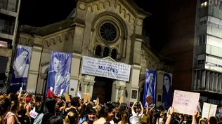 Mujeres protestan frente a la Iglesia del Cordón.