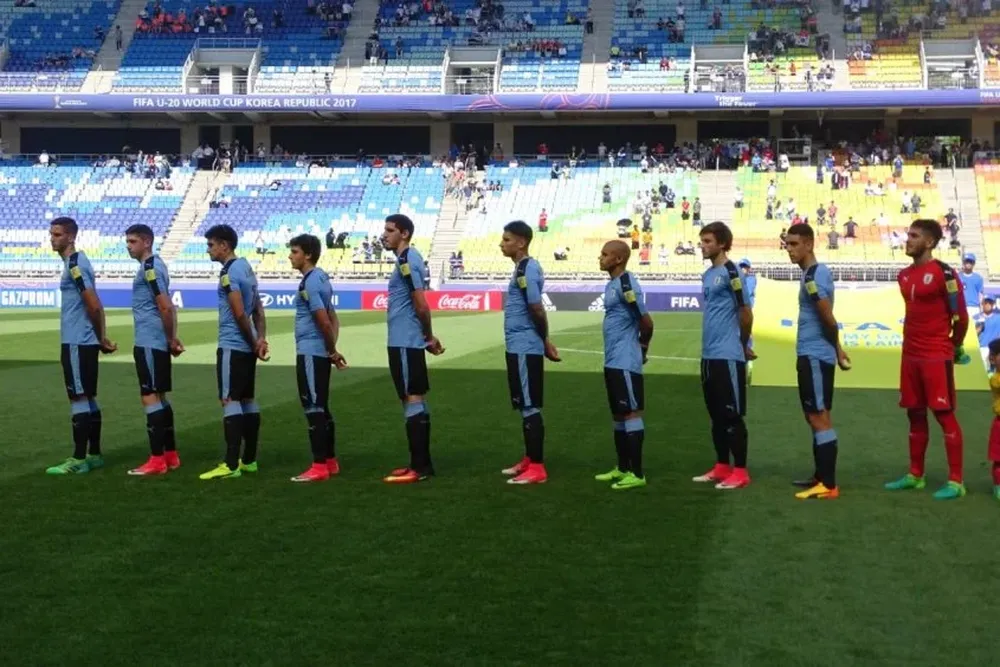 Matías Viña marca a Panico