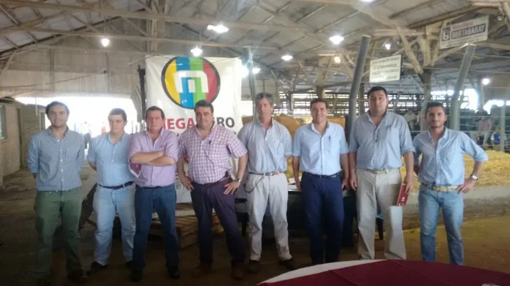 Pablo Narbondo junto al equipo de MegaAgro en la Agropecuaria de Salto