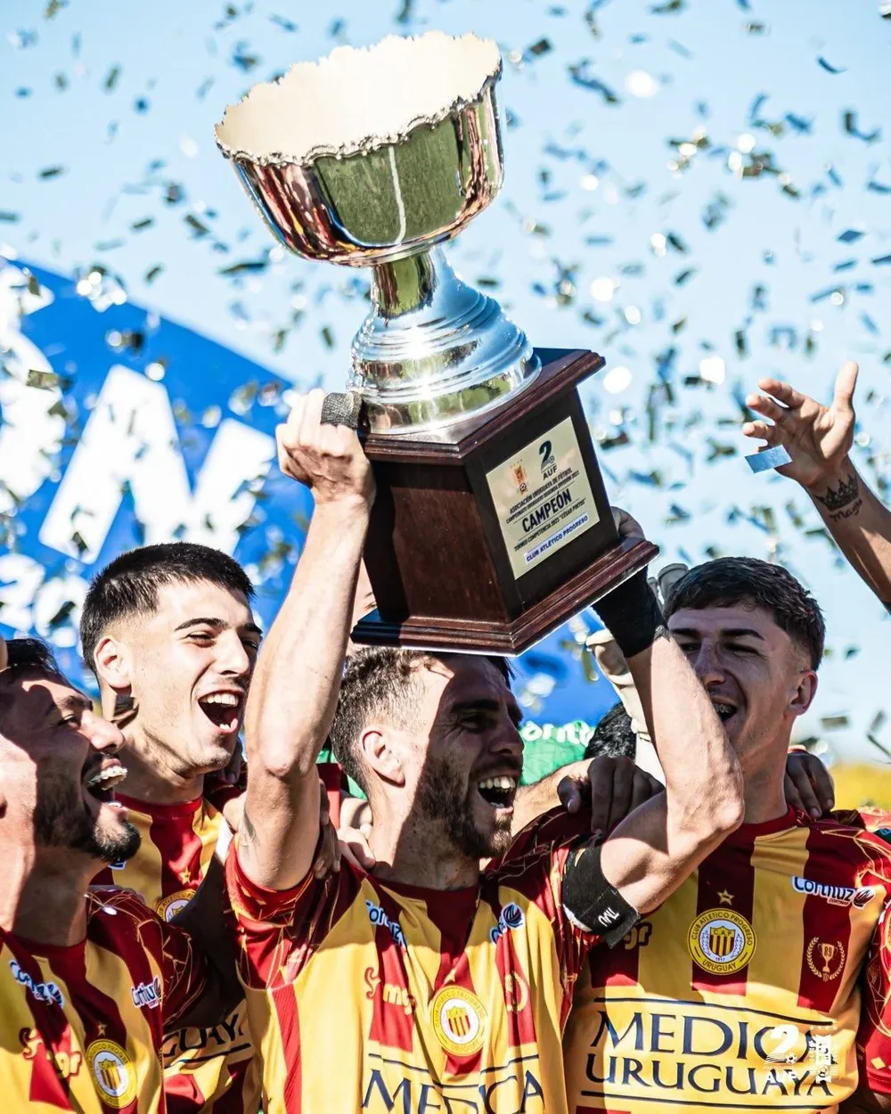 Los jugadores de Progreso celebran el primer título del año, el del Torneo Competencia de la Segunda división profesional
