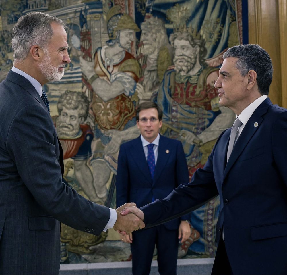 El Jefe de Gobierno de Buenos Aires, Jorge Macri, saluda al Rey Felipe VI de España, junto al Alcalde de Madrid, José Luis Martínez Almeida.&nbsp;