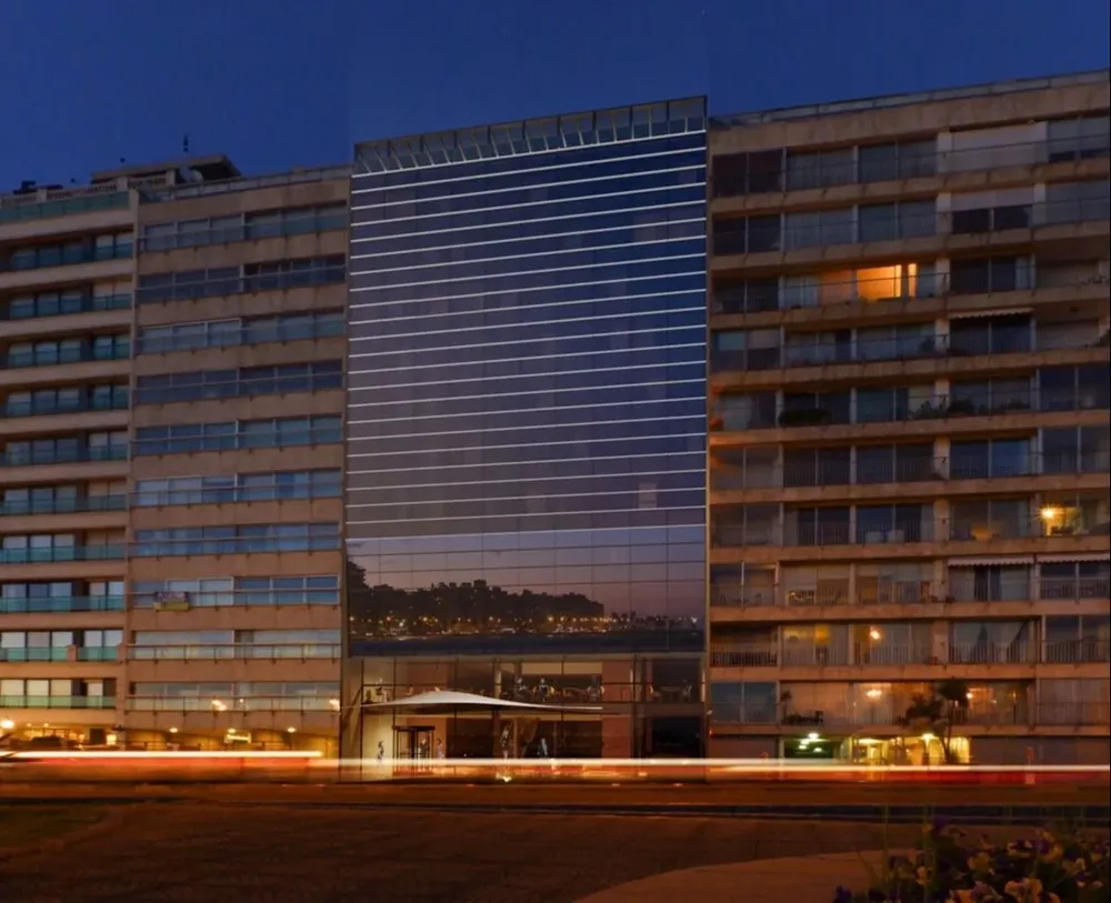 Ilustración de la fachada del hotel MGallery en la rambla de Pocitos, en Montevideo