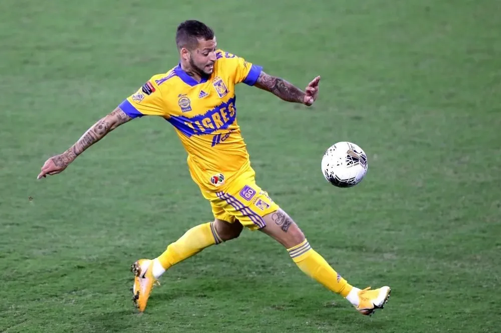 Nicolás López en acción con la camiseta de Tigres