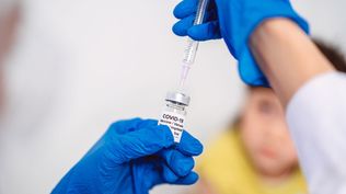 Para probar la vacuna de covid se llevaron a cabo ensayos de infección controlada.