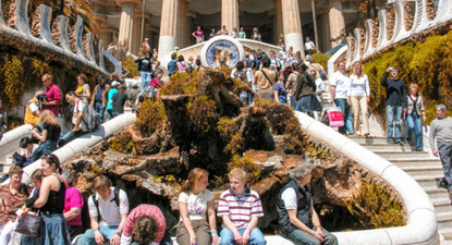 Turistas copan el circuito de Park Güell, creado por Antonio Gaudí.