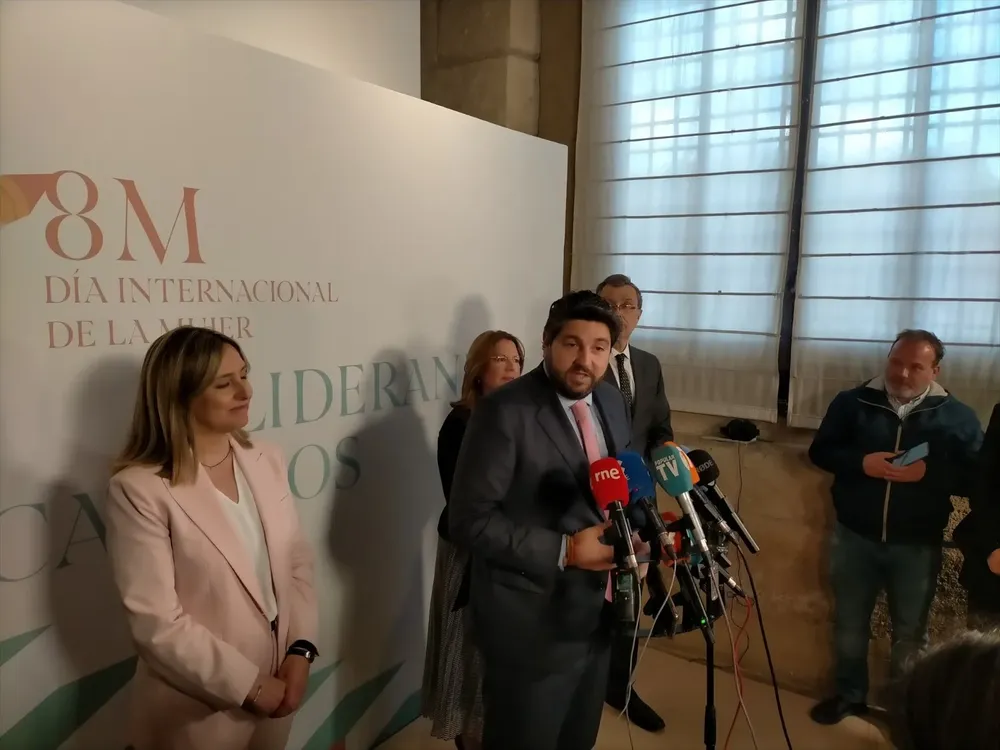 El presidente del Gobierno murciano, Fernando López Miras, en el contacto con los medios de comunicación