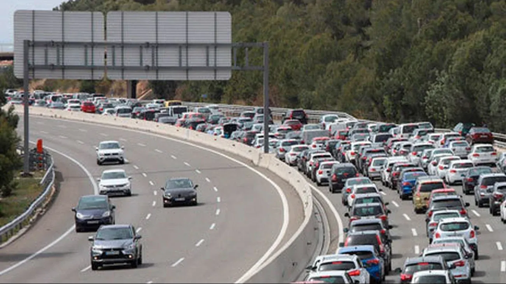 Retrato de una carretera colmada en hora pico. 