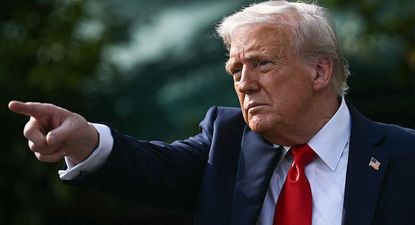 Oro alcanza precio récord y dólar cae ante cuestionamientos de Donald Trump contra presidente de la Fed
