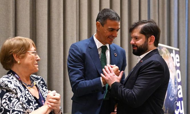Pedro Sánchez, junto a los chilenos Gabriel Bóric y Michelle Bachelet en Nueva York.