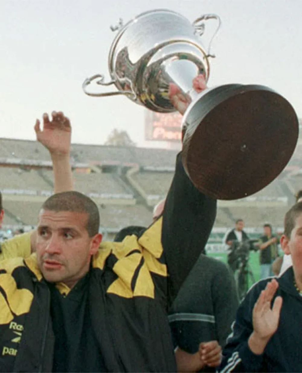 Julio Ribas celebra el título del Campeonato Uruguayo con Peñarol en 1999