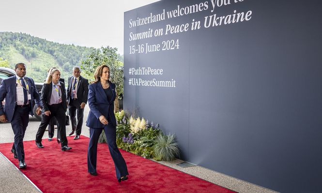 La vicepresidenta estadounidense Kamala Harris (derecha) llega al lujoso complejo de Burgenstock para la Cumbre sobre la paz en Ucrania.