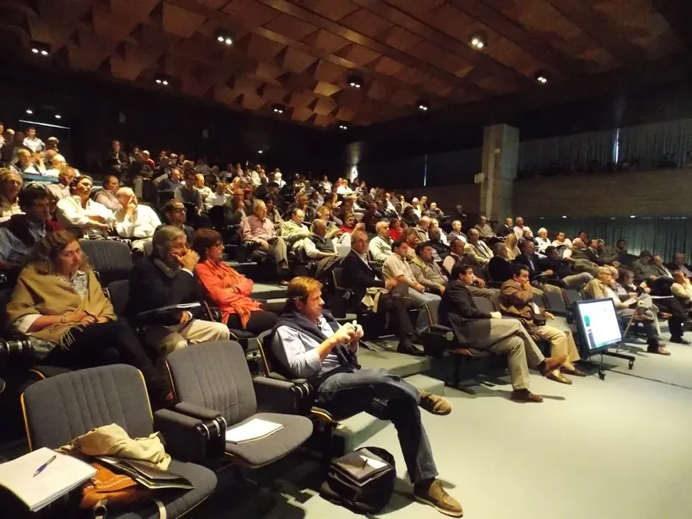 Mucha gente llegó al LATU en busca de respuestas