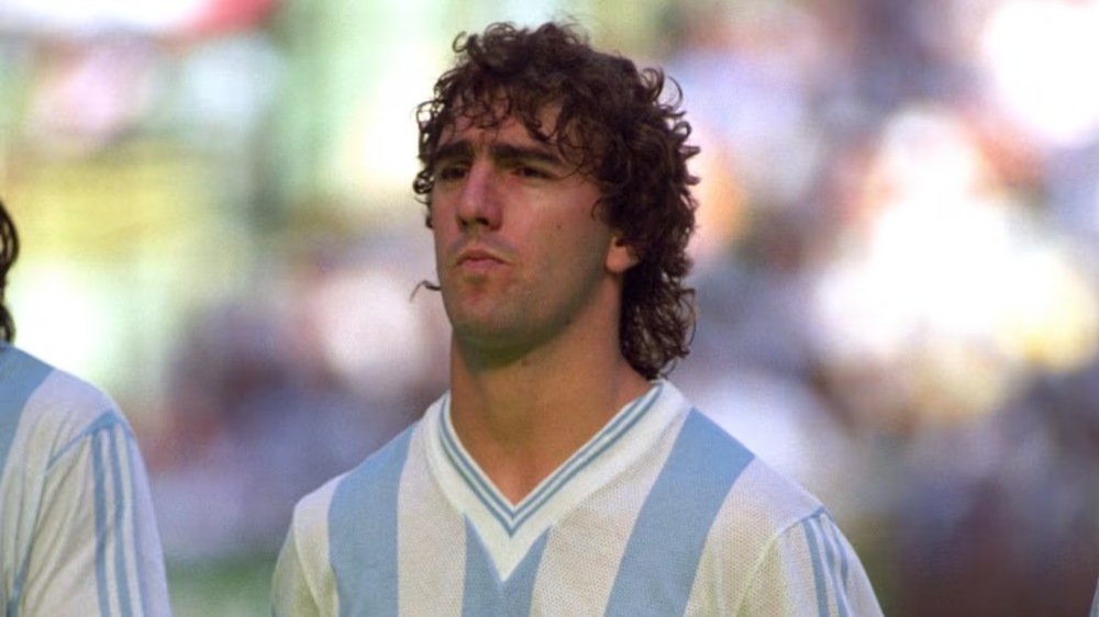 El actual DT de Colombia, Néstor Lorenzo, vistiendo la celeste y blanca.