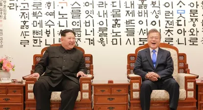 El líder norcoreano Kim Jong Un junto al presidente de Corea del Sur, Moon Jae-in