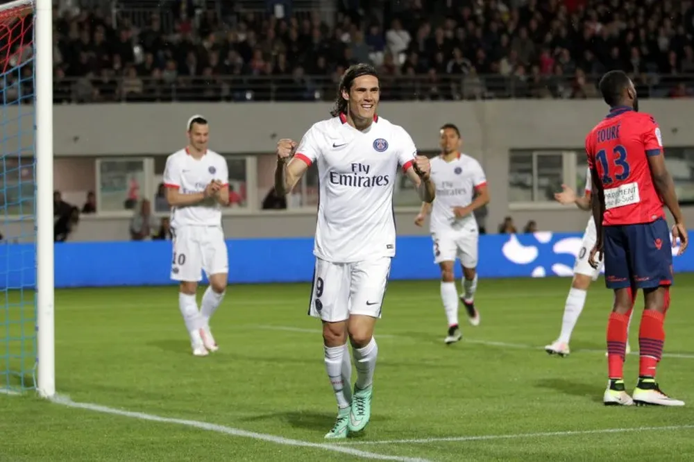 El festejo de Cavani tras anotar el tercer tanto para PSG