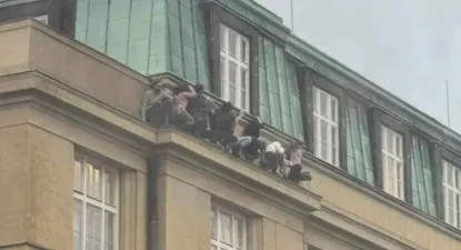 Alumnos de la universidad se esconden del tirador en una cornisa