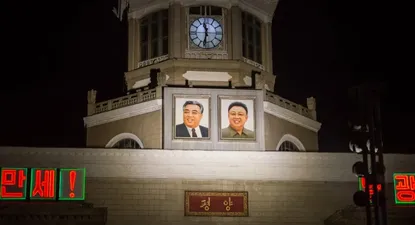 Reloj sobre la estación central de trenes en Pyongyang