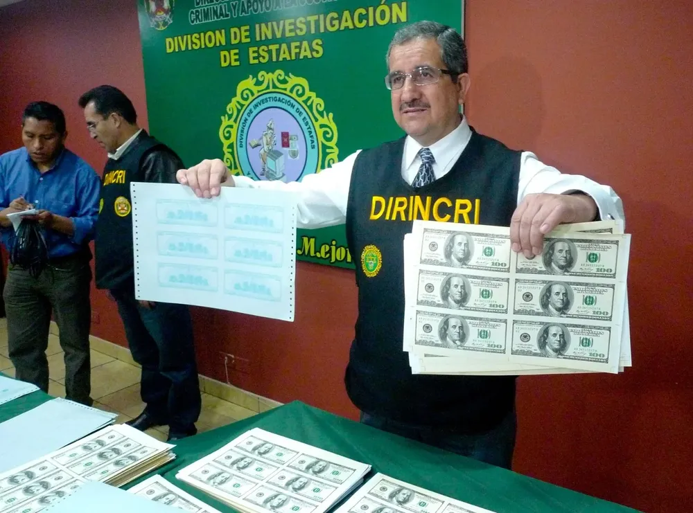 En el allanamiento se decomisaron 15 millares de planchas con denominaciones de US$ 10, 20, 50 y 100, lo que puede hacer un aproximado de US$ 2 millones.