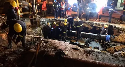 se hundio el pavimento y un auto quedo suspendido; ose reparo cano que provoco accidente