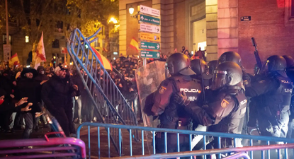 Disturbios frente a la sede del PSOE por los pactos con los independistas