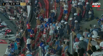 Imagen de la Policía entrando a la tribuna de los hinchas de Nacional