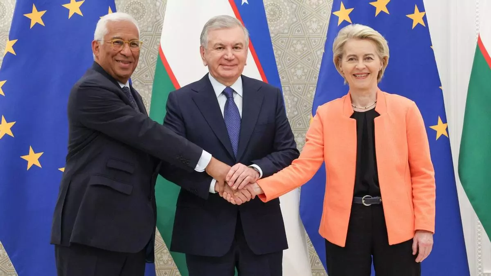Los presidentes del Consejo Europeo, Antonio Costa (i) y de la Comisión Europea, Ursula von der Leyen (d), junto al Presidente de Uzbekistan, Shavkat Mirziyoyev (c), durante la primera cumbre de la Unión Europea (UE) con cinco países de Asia Central en Samarkand&nbsp;