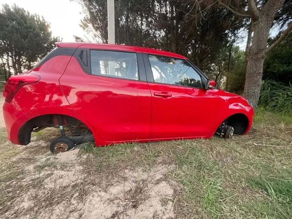 Así quedó el auto de la periodista de Canal 10