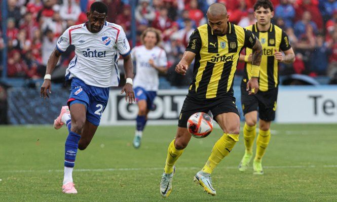 Emanuel Gularte de Peñarol ante Gonzalo Carneiro de Nacional por la final de la Liga AUF Uruguaya