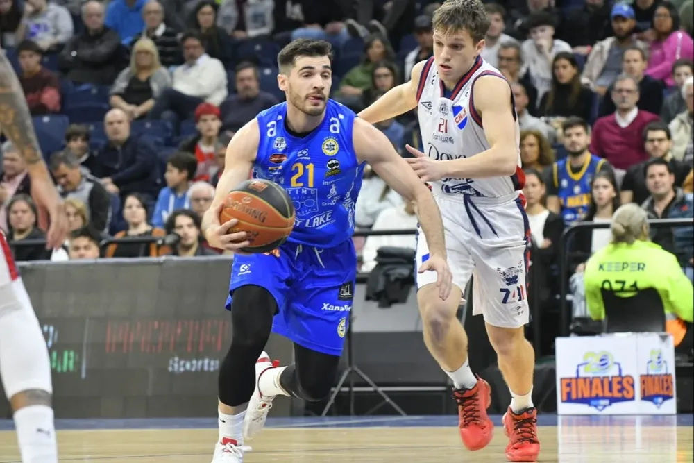 Luciano Parodi escapa de Patricio Prieto