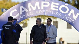 El presidente de Liverpool, José Luis Palma, y el técnico Joaquín Papa, con la medalla de campeón del Torneo Apertura