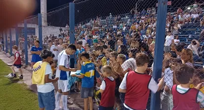 Merentiel firmando autógrafos