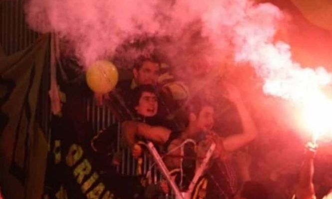 El presidente de Peñarol, Ignacio Ruglio, compartió una foto de 2011 cuando estaba en la barra aurinegra en el Estadio Amalfitani en el partido ante Vélez Sarsfield por Copa Libertadores