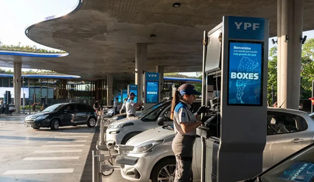 La medida de YPF se alinea con la disminución de los valores internacionales del petróleo.